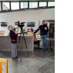 Ein Bild, das Kleidung, Schuhwerk, Person, Wand enthält.

KI-generierte Inhalte können fehlerhaft sein.