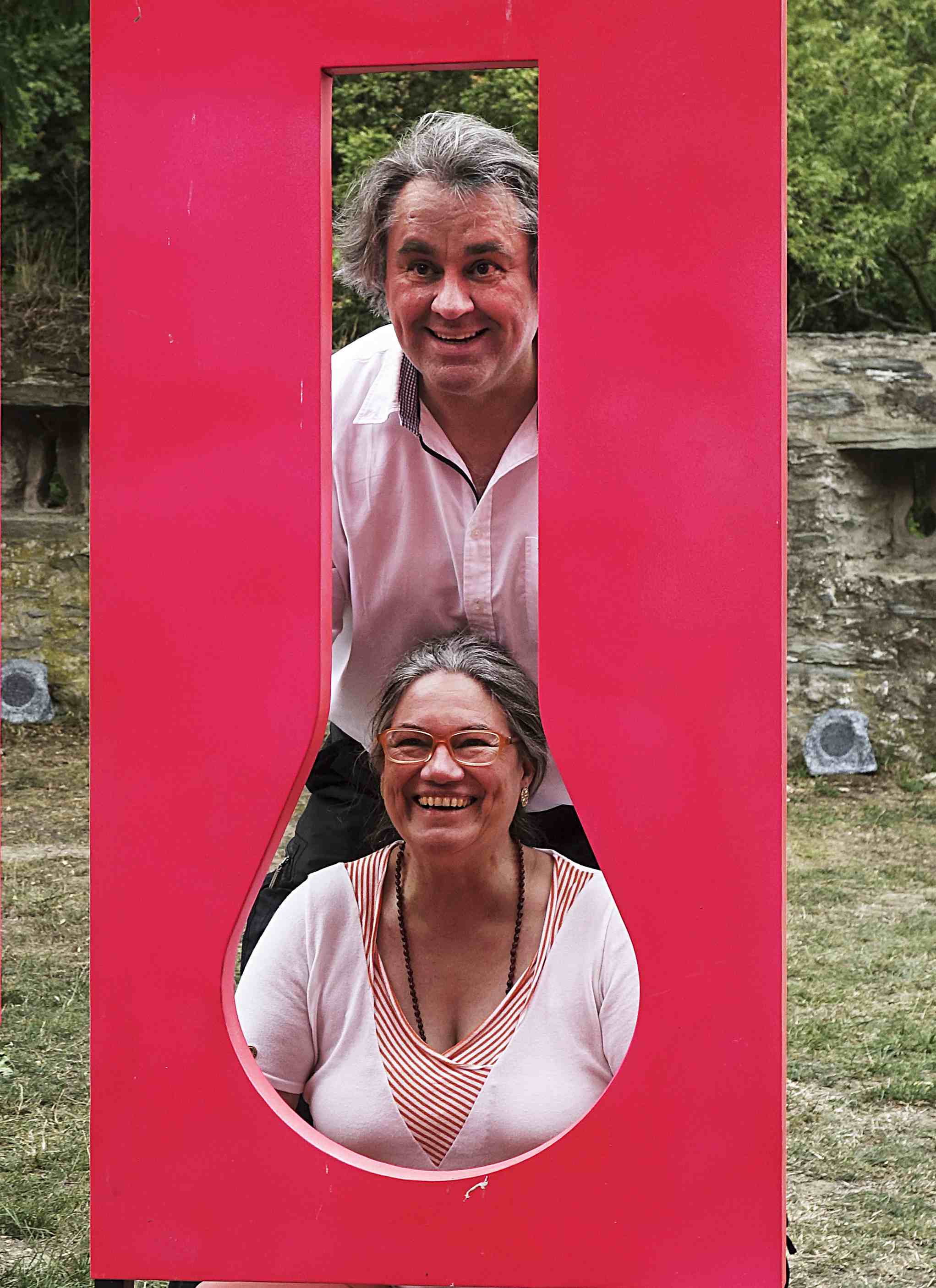 :Peter und anne durch Schiessschartek.jpg