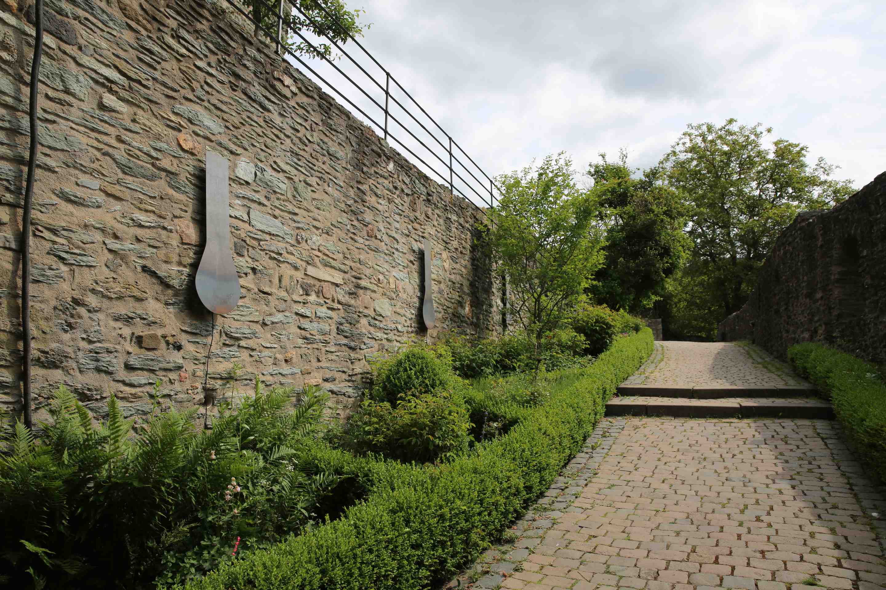 :::::Meine Bilder:Eppstein 29.Mai 2015 Aufbau:2015_05_29:klingende Schießscharten Westaufgang2_k.jpg